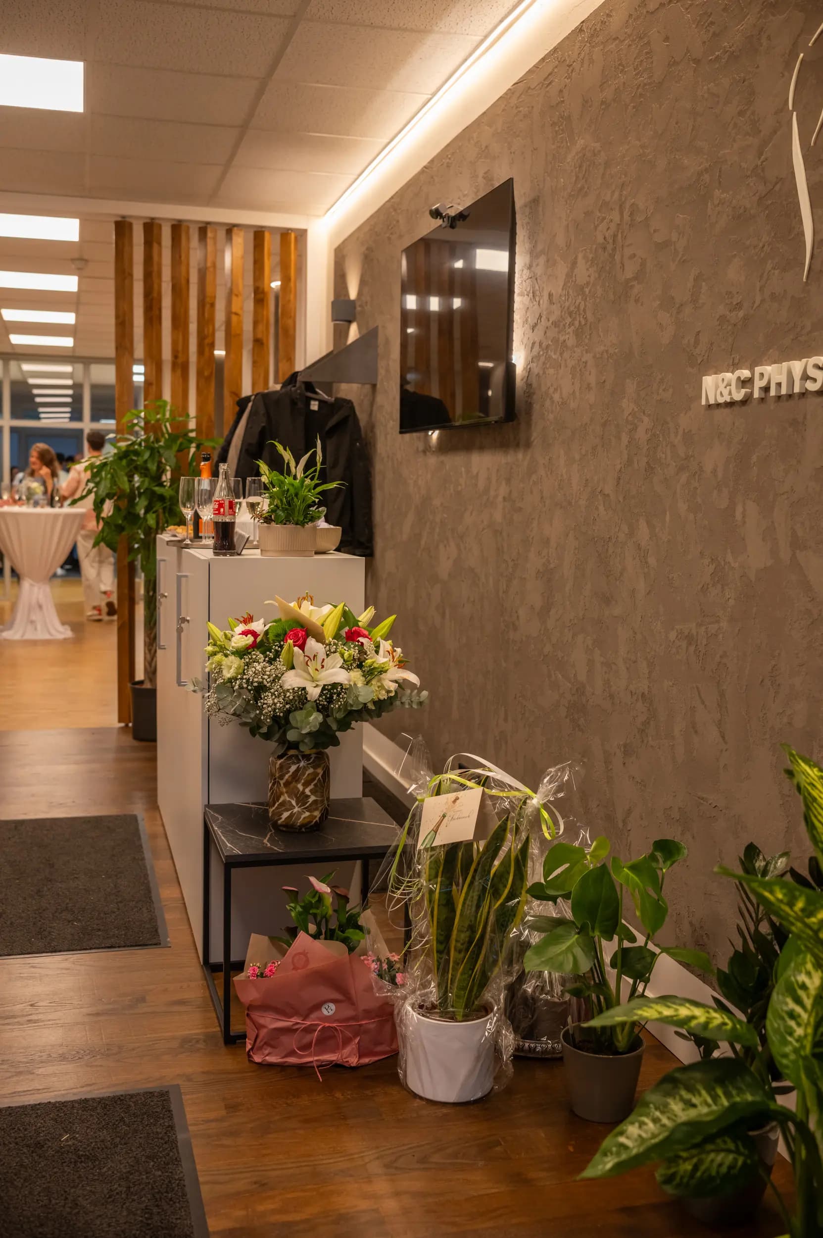 Empfangsbereich der neuen N&C Physiotherapie Praxis mit Blumen und Pflanzen