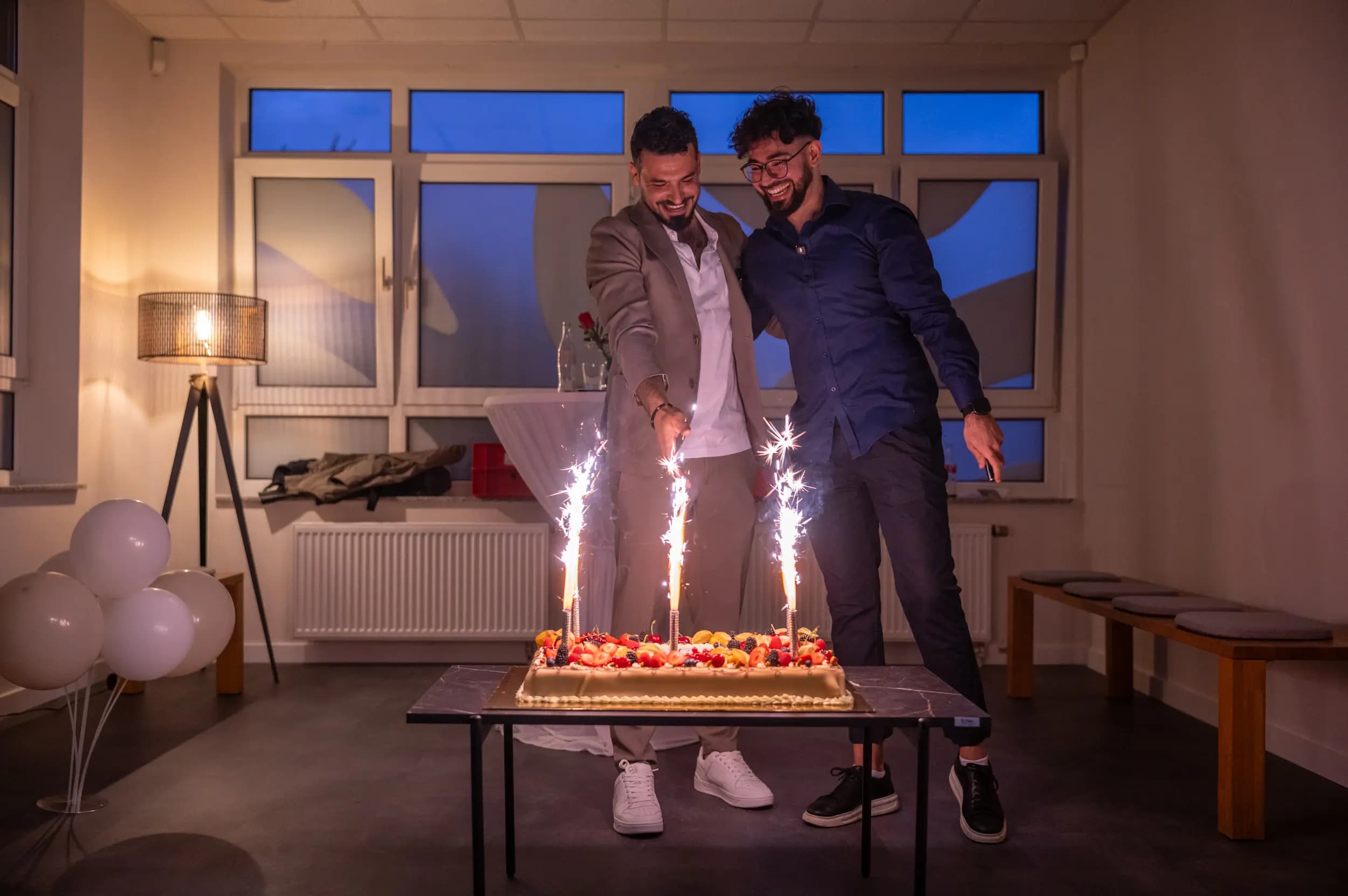 Can und Naeem schneiden bei der Eröffnungsfeier den Kuchen an